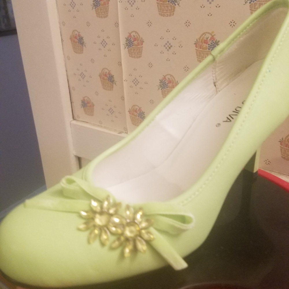 Light green heels eels